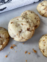 Load image into Gallery viewer, Toffee Shortbread Meltaways - 1 dozen
